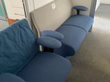 un canapé bleu et un fauteuil bleu dans une pièce