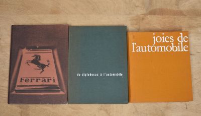 deux livres posés l'un à côté de l'autre sur une table