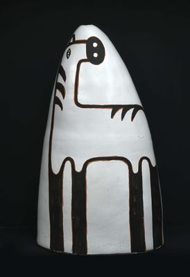 un vase blanc orné d'un motif noir et marron
