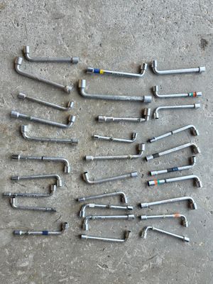un grand nombre d'outils posés à même le sol