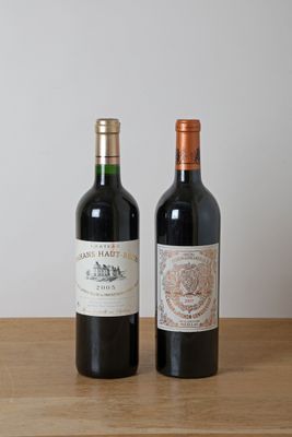 deux bouteilles de vin posées l'une à côté de l'autre sur une table en bois