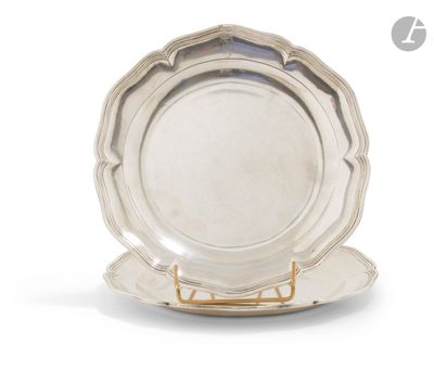 un plateau d'argent antique sur un support sur fond blanc