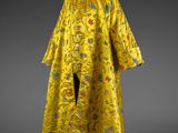 une robe en soie jaune ornée de fleurs et de feuilles
