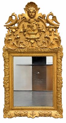 un miroir doré orné d'oiseaux sur fond blanc