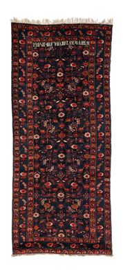 un tapis orné d'un motif rouge et noir
