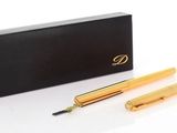 un gros plan d'un stylo et d'une boîte posés sur une surface blanche