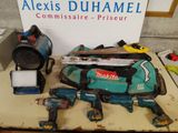 une table sur laquelle sont posés des outils et une pancarte indiquant « Alexis Duhamel Commissaire - Prieur »