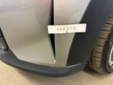 a sticker on the front of a car that says veauuto
