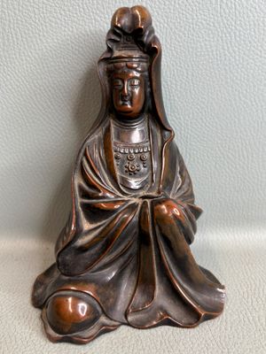 figurine en bronze représentant une femme assise en position de méditation