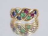 une image représentant une bague en or sertie de pierres multicolores