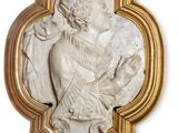 une image représentant une plaque en marbre blanc sur laquelle figure une femme tenant un enfant dans ses bras
