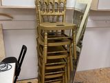 une pile de chaises et un miroir dans un coin de la pièce