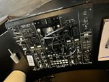 un contrôleur DJ posé sur un bureau, à côté d'un clavier