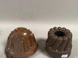 deux gâteaux au chocolat disposés l'un à côté de l'autre sur une table