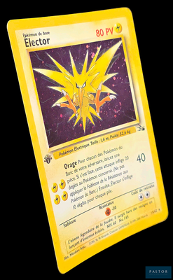 un carton jaune sur lequel figure l'image d'un personnage de Pokémon
