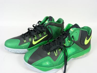 des chaussures de basket Nike vertes et noires sur un fond blanc