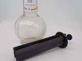 une bouteille d'alcool posée à côté d'une pipe sur une table