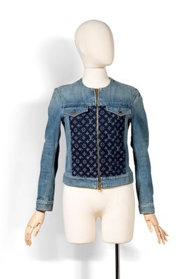 Le mannequin porte une veste bleue et un pantalon blanc.