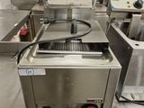 de nombreux appareils présents dans une cuisine disposant d'un grand plan de travail