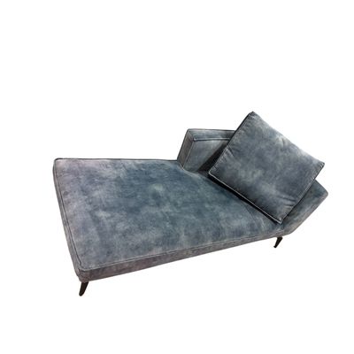 une photo d'une chaise longue sur laquelle sont posés deux coussins