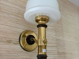 une lampe accrochée au mur à côté d'une autre lampe