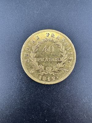 une pièce d'or posée sur une surface noire