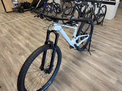 a bike that is sitting on the floor in the room