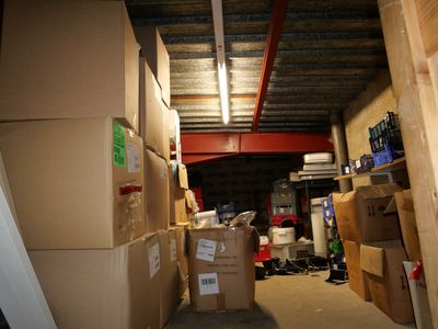de nombreuses boîtes empilées dans une pièce où il y en a beaucoup