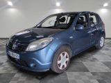 la photo d'une petite voiture bleue garée dans un garage