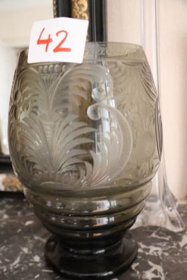 un vase en verre posé sur une table, avec une étiquette de prix dessus