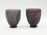 deux tasses posées l'une à côté de l'autre sur une surface blanche