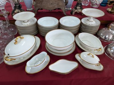 plusieurs assiettes et bols sur une table avec une nappe rouge