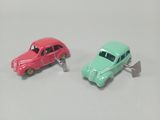 deux voitures jouets assises l'une à côté de l'autre sur une table