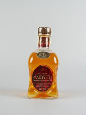 La bouteille de Cardhu est posée sur une surface blanche.