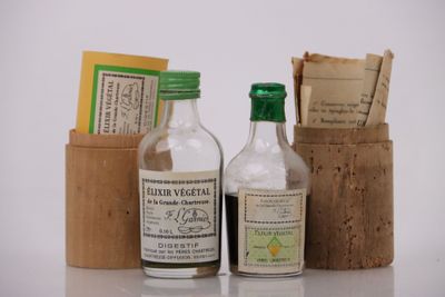 deux bouteilles d'alcool et un flacon de savon posés sur une table