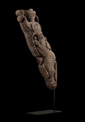 une sculpture représentant une tête d'éléphant sur laquelle est perché un oiseau