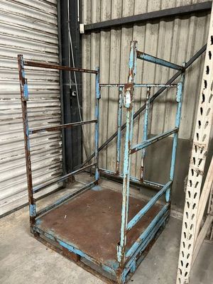 une plate-forme métallique entreposée dans un entrepôt