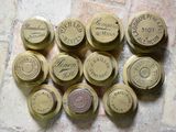 un grand nombre de vieilles bouteilles en laiton posées sur le sol