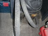 une image représentant un aspirateur et un tuyau dans une pièce