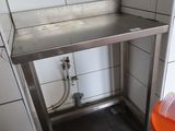 un évier dans un coin de la cuisine, avec deux seaux