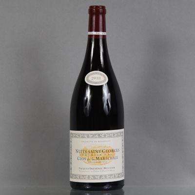 une bouteille de vin posée sur une table