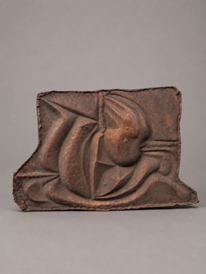 une petite plaque en bronze représentant une femme tenant une fleur