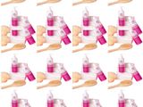 un lot de 24 produits de maquillage et pinceaux sur fond blanc