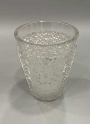 R. LALIQUE France Vase "Saint-Tropez" en verre blanc moulé-p…