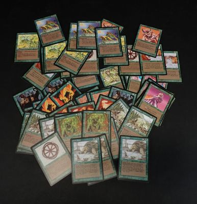 une pile de cartes posée sur une table, sur fond noir