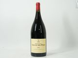 une bouteille de vin posée sur une table