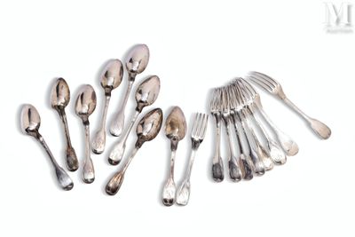 un grand nombre de cuillères et de fourchettes en argent sur une surface blanche