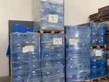 de nombreuses palettes de cartons empilés les uns sur les autres dans un entrepôt