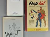 trois livres sont posés sur une table les uns à côté des autres