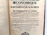 le livre est ouvert sur une page blanche sur laquelle figure une étiquette